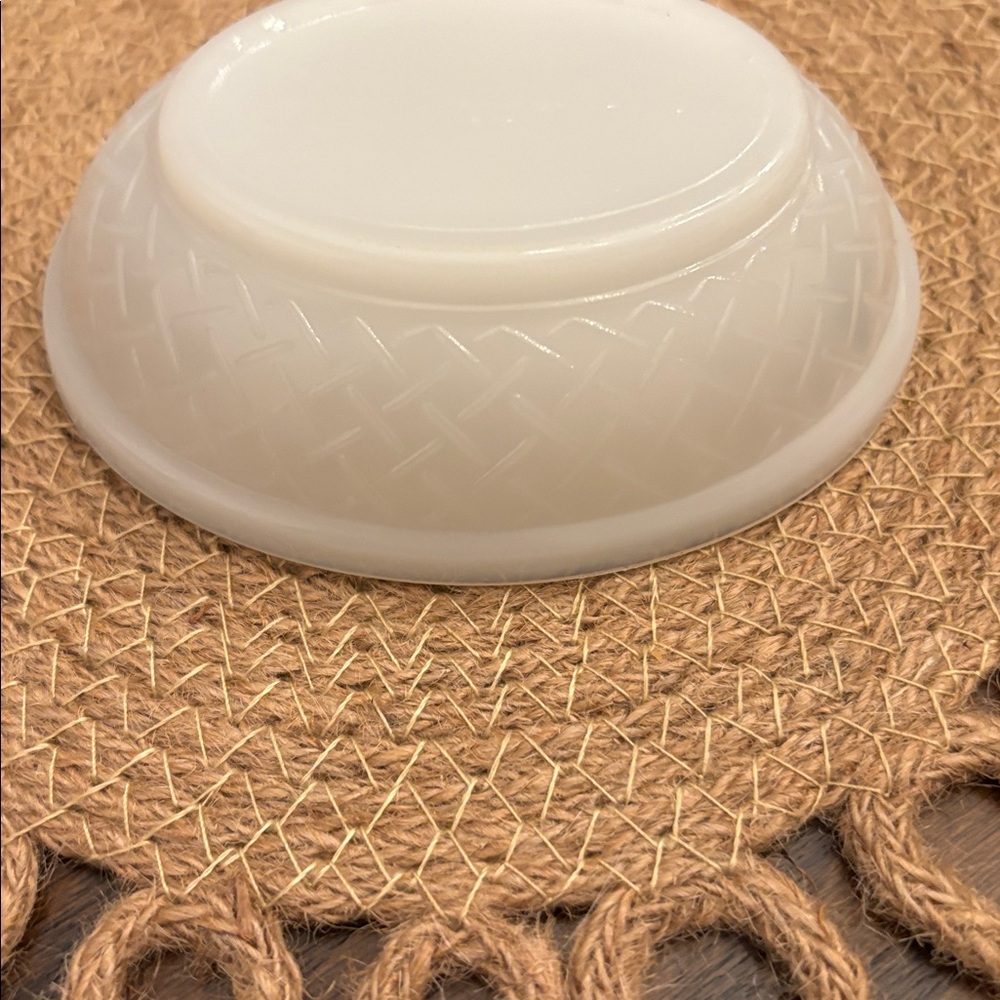 Hazel Atlas 1930’s Small Milk Glass Hen On Nest - Picture 3 of 4